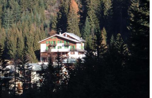 Gerola Alta Hotel | Discover Albergo Pineta: Family-Friendly with Breakfast Included