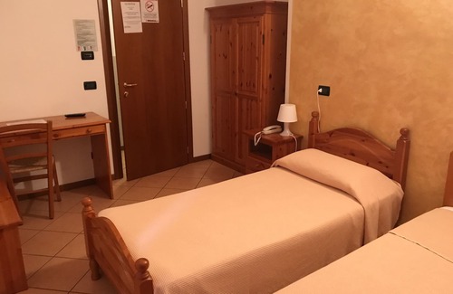 Pozzolengo Hotel | Discover Albergo Quattro Pini: Poolside Family Retreat