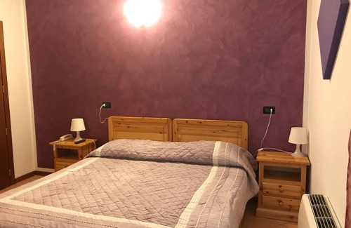 Pozzolengo Hotel | Discover Albergo Quattro Pini: Poolside Family Retreat