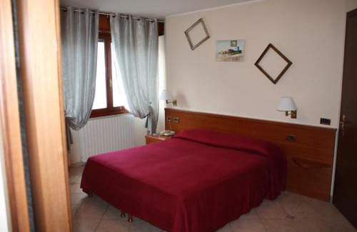 Clusane Hotel | Cozy Retreat at Albergo Ristorante Punta Dell'Est