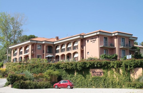 Montepulciano Hotel | Relax at Albergo Ristorante San Biagio with Ocean Views