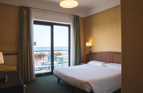 Chiavari Hotel | Discover Albergo Santa Maria: Family-Friendly Comfort Awaits
