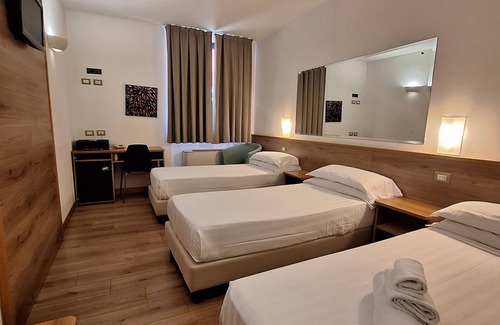 Parma Hotel | Albergo Tre Ville: Family-Friendly Retreat with Pool & Spa