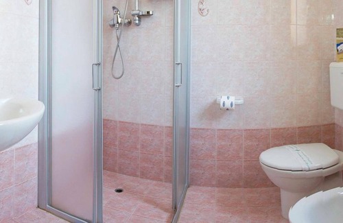 Taviano Hotel | Discover Albergo Vittoria: Family-Friendly with Breakfast
