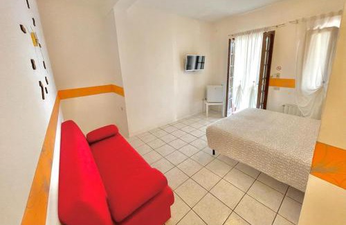 Toscolano Maderno Hotel | Albergo Vittoria: Oceanfront Retreat with Family-Friendly Perks