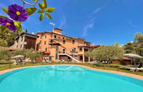 Toscolano Maderno Hotel | Albergo Vittoria: Oceanfront Retreat with Family-Friendly Perks