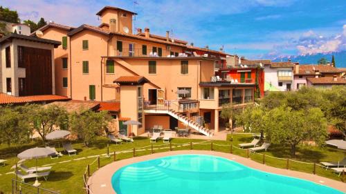 Toscolano Maderno Hotel | Albergo Vittoria: Oceanfront Retreat with Family-Friendly Perks