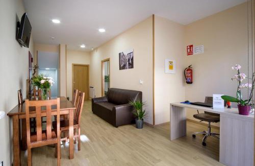 Arzua House | Discover Albergue Pensión Cima do Lugar with Breakfast Included