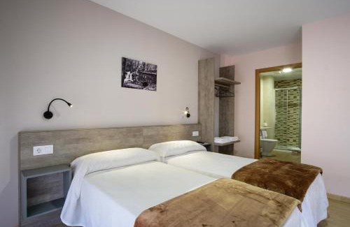 Arzua House | Discover Albergue Pensión Cima do Lugar with Breakfast Included