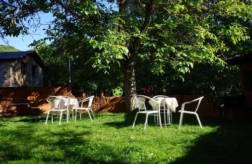 Las Medulas House | Inviting Albergue Rural La Senda: Pet-Friendly Getaway