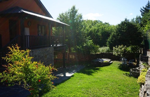 Las Medulas House | Inviting Albergue Rural La Senda: Pet-Friendly Getaway