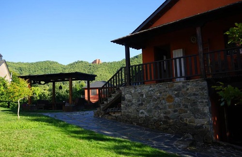 Las Medulas House | Inviting Albergue Rural La Senda: Pet-Friendly Getaway