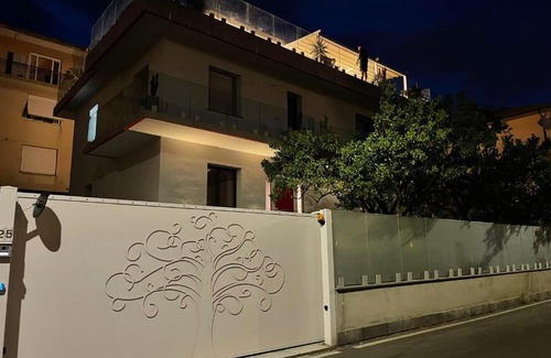 Spotorno House | Experience Albero della Vita: Pet-Friendly Retreat with Hot Tub