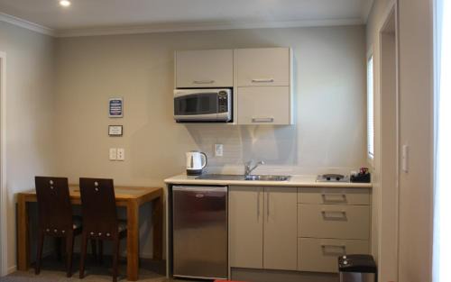 Hamilton East Hotel | Stylish Albert Court Motor Lodge with Spa & Breakfast Included