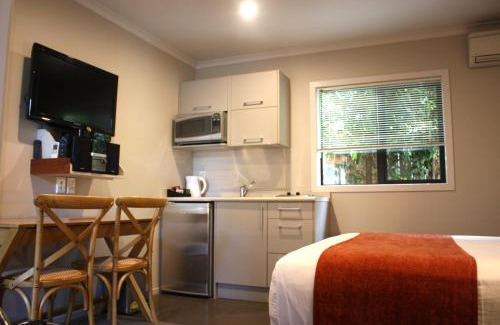 Hamilton East Hotel | Stylish Albert Court Motor Lodge with Spa & Breakfast Included