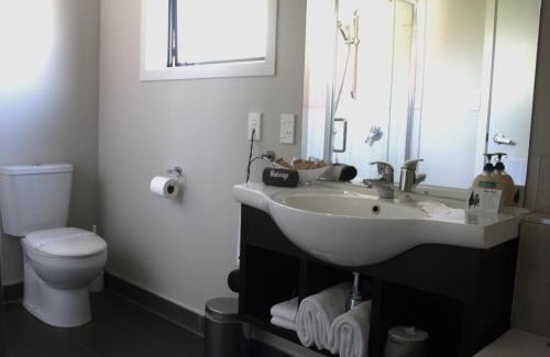Hamilton East Hotel | Stylish Albert Court Motor Lodge with Spa & Breakfast Included