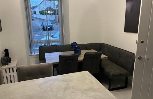 Airdrie Villa | Discover Albert House: Family-Friendly Retreat with Cozy Fireplace