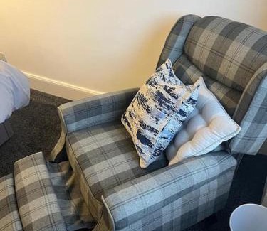 Airdrie Villa | Discover Albert House: Family-Friendly Retreat with Cozy Fireplace