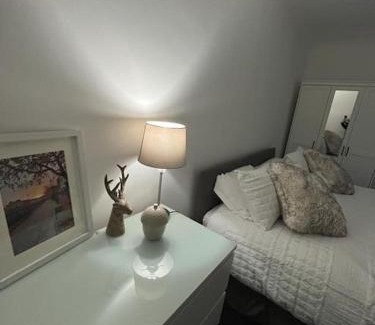 Airdrie Villa | Discover Albert House: Family-Friendly Retreat with Cozy Fireplace