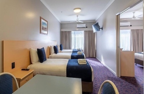 Moree Hotel | Albert Motel: 4-Star Retreat with Pool and Dining Options