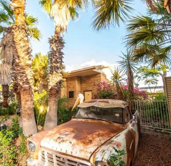 Longreach Hotel | Explore Albert Park Motor Inn: Pool, King Beds & More!