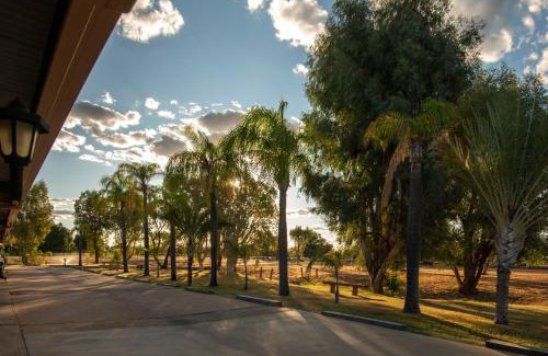 Longreach Hotel | Explore Albert Park Motor Inn: Pool, King Beds & More!