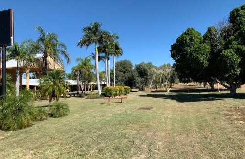 Longreach Hotel | Explore Albert Park Motor Inn: Pool, King Beds & More!