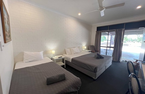 Longreach Hotel | Discover Albert Park Motor Inn: Eco-Friendly Retreat with Pool