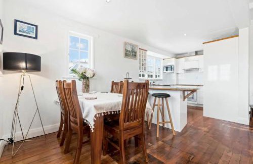 Mount Albert Apartment | Family-Friendly Stay at Albert.T Home - Rated 8.8/10