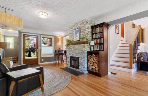 Concordia House | Relaxing Alberta Arts Retreat with Hot Tub & Yoga Studio