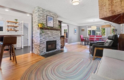 Concordia House | Relaxing Alberta Arts Retreat with Hot Tub & Yoga Studio