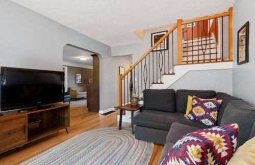 Concordia House | Relaxing Alberta Arts Retreat with Hot Tub & Yoga Studio