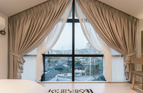 Gyeongju House | Elegant Albescent Pool Villa with Family-Friendly Amenities