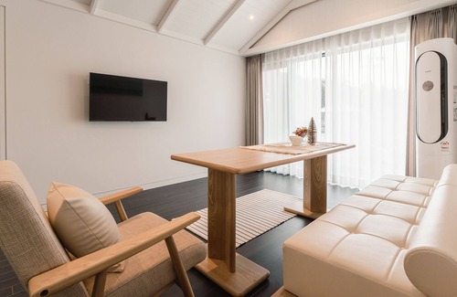 Gyeongju House | Elegant Albescent Pool Villa with Family-Friendly Amenities