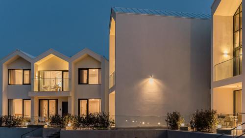 Gyeongju House | Inviting Albescent Poolvilla with Hot Tub & Breakfast