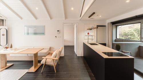 Gyeongju House | Inviting Albescent Poolvilla with Hot Tub & Breakfast