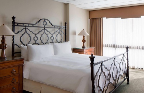 Albuquerque Hotel | Elegant Albuquerque Marriott Pyramid North with Pool & Spa