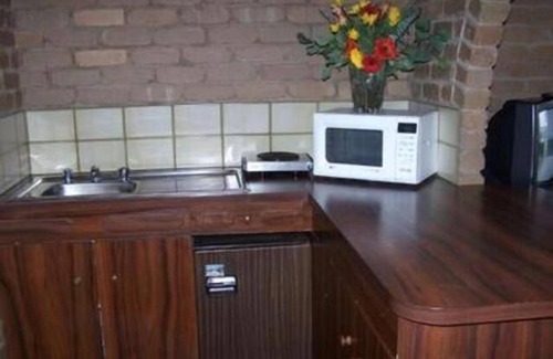 Lavington Hotel | Comfortable Retreat at Albury Classic Motor Inn with Pool