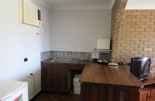 Lavington Hotel | Comfortable Retreat at Albury Classic Motor Inn with Pool