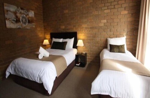 Lavington Hotel | Comfortable Retreat at Albury Classic Motor Inn with Pool