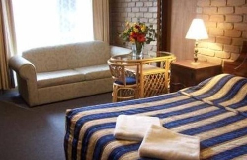 Lavington Hotel | Comfortable Retreat at Albury Classic Motor Inn with Pool