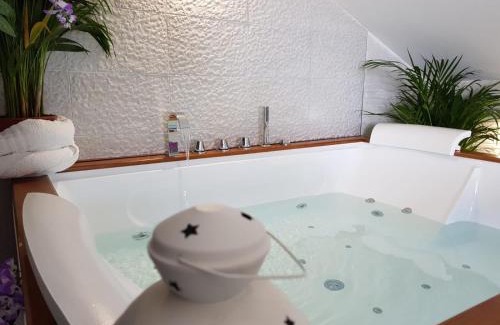 Termoli Bed & Breakfast | Comfort at Bed&Breakfast Albysuite with Hot Tub & Dining
