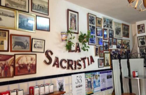 Alcala Del Rio Apartment | Alcalá del Río: Family-Friendly Retreat with Dining Options