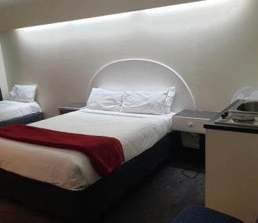 Hamilton North Hotel | Cozy Alcamo Motel: Family-Friendly with Pool & Hot Tub