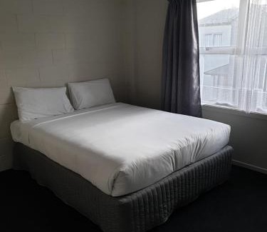 Hamilton North Hotel | Cozy Alcamo Motel: Family-Friendly with Pool & Hot Tub