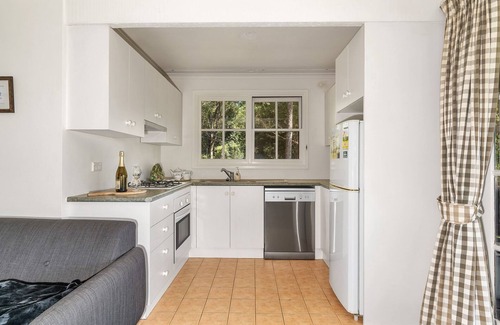 Shoalhaven City Council House | Scenic Alcheringa Cottage: Breathtaking Views Await!