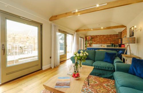 Saxmundham House | Family-Friendly Alde Bay Farm - Oyster Catcher Retreat