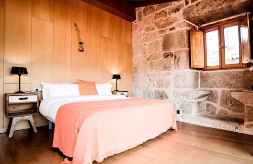 Pazos de Arenteiro House | Discover Aldea Rural Pazos De Arenteiro: Relaxing Spa & Pool