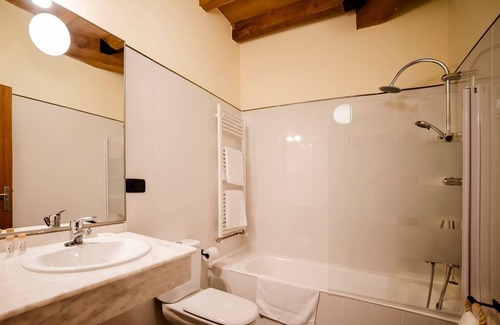 Pazos de Arenteiro House | Discover Aldea Rural Pazos De Arenteiro: Relaxing Spa & Pool