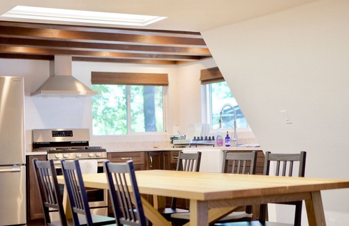 Kelseyville Resort | Unwind at Alder Lodge - A Valley Retreat with Ocean Views